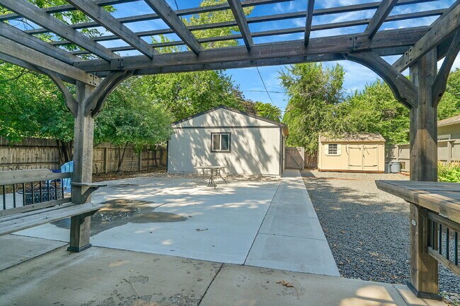 Building Photo - $2,225.00, 2-bed, 1-bath located in Denver.