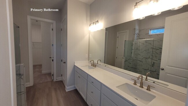 Building Photo - End-unit townhome with plenty of extra windows! Gated Community.