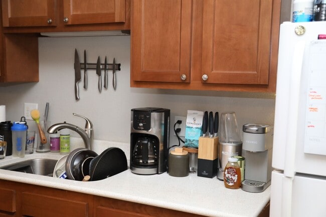 Building Photo - 3 Bedroom with Laundry and Off Street Park...