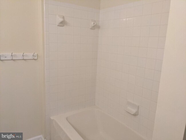 Building Photo - 625 Village Ct