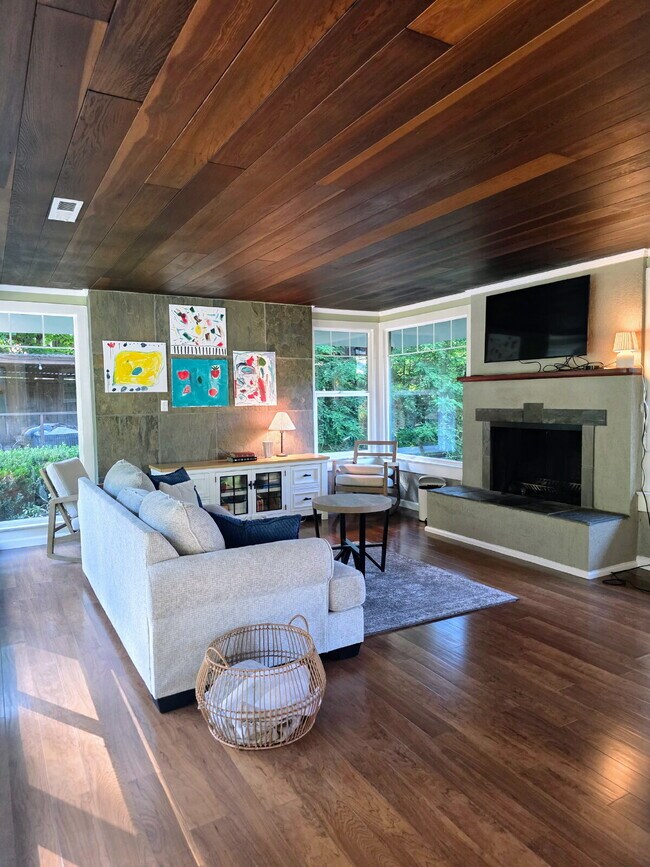 Building Photo - FOUR-BEDROOM HOME WITH PRIVATE SUITE, EXPANSIVE DECKS, GARAGE & WORKSHOP SPACE   Open House 1-2 P...