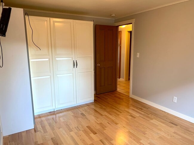 Building Photo - Beacon Hill 3 bedroom, 2 bath. 1 car garage with large storage loft.