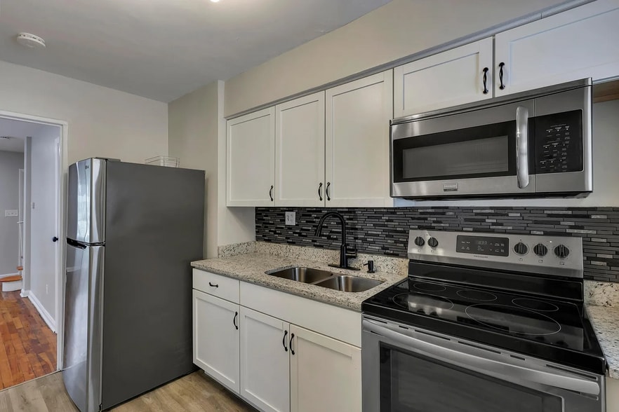 Building Photo - 354 N Roosevelt Ave