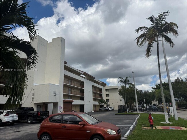 Building Photo - 8860 Fontainebleau Blvd