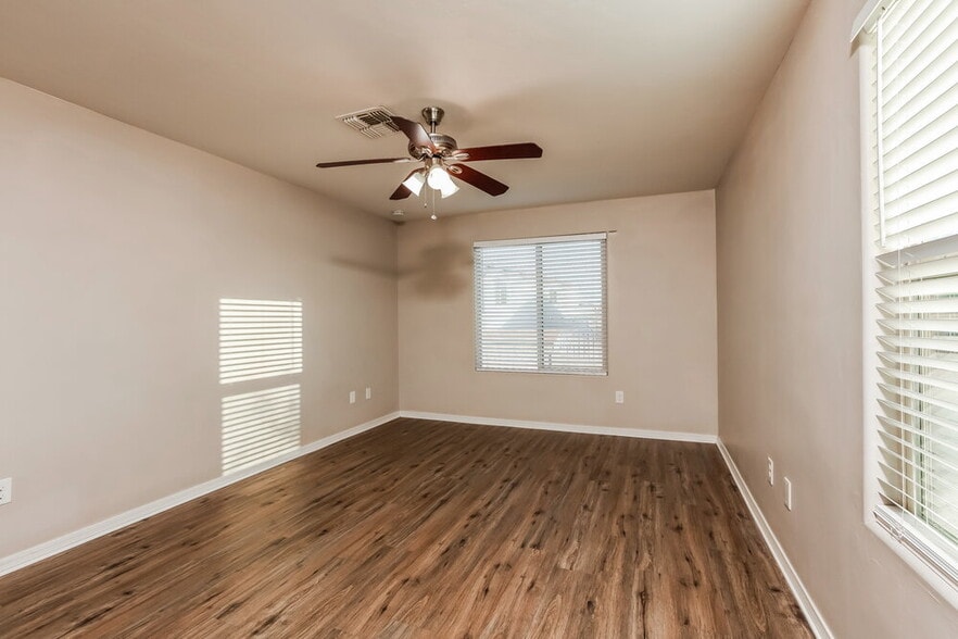 Building Photo - 8237 W Kittiwake Ln