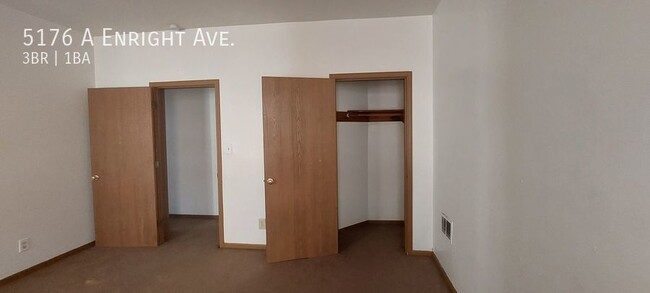 Building Photo - Enormous 2nd Floor Three Bedroom Apartment...