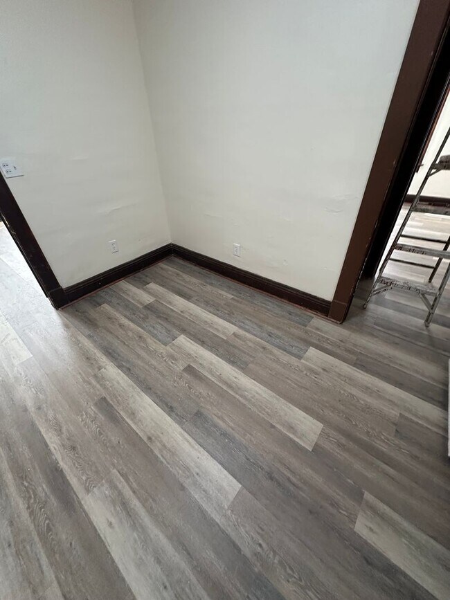 Building Photo - AJE1461