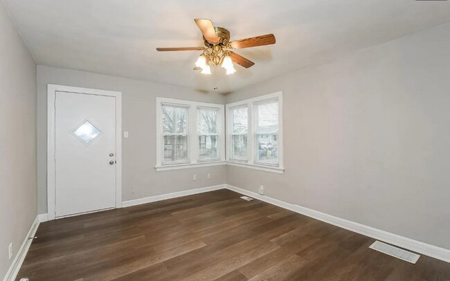 Living Room - 3701 Viking Ave