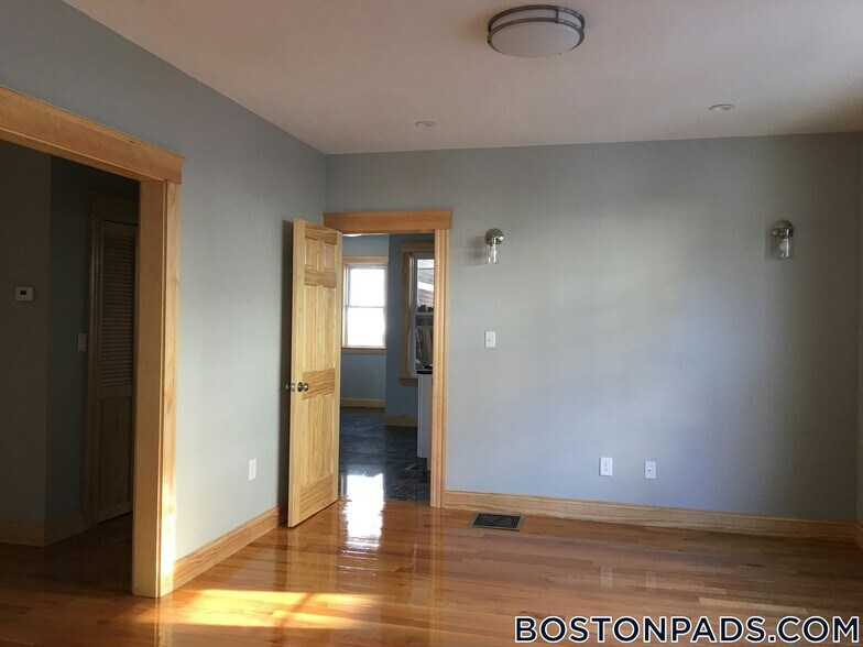 Building Photo - 152 Winchester St