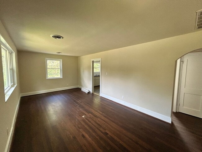 Building Photo - 1815 Powell Rd