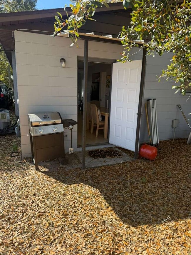 Building Photo - 38603 Naomi Ave