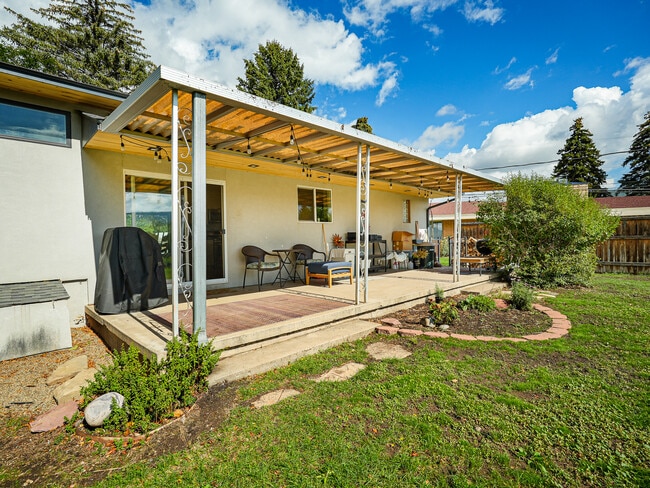 Building Photo - 1936 Crestview Dr