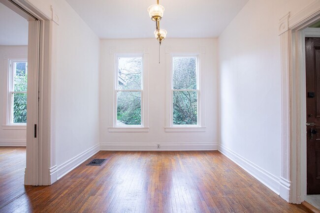 Building Photo - 1940-1946-1946 SW Market St Dr