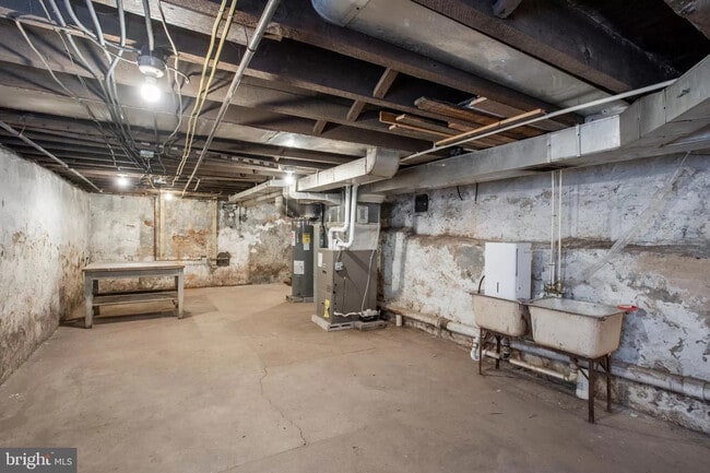 Building Photo - 5 Bedroms 1&1/2 Bathroom