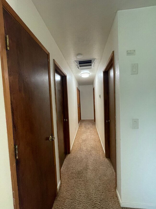 Building Photo - East Redding home with huge yard