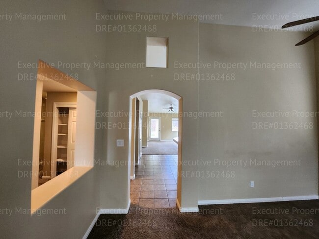 Building Photo - Spacious 4 bedroom 2 bathroom home