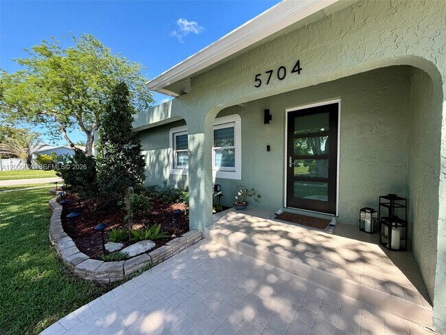 Building Photo - 5704 SW 116th Ave