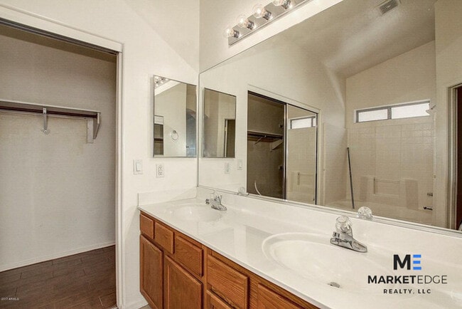 Building Photo - 3Bed/2Bath Home at Lower Buckeye Rd! JOIN ...