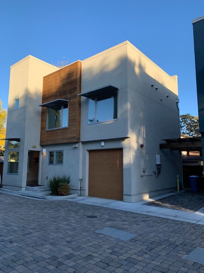 Building Photo - Modern 2 Bed / 1.5 Bath Home w/ Rooftop Deck; Garage w/ EV Outlet