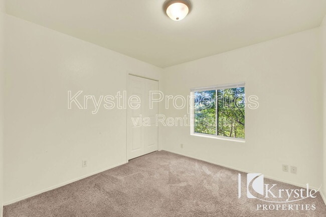 Building Photo - 136 Frisbie St