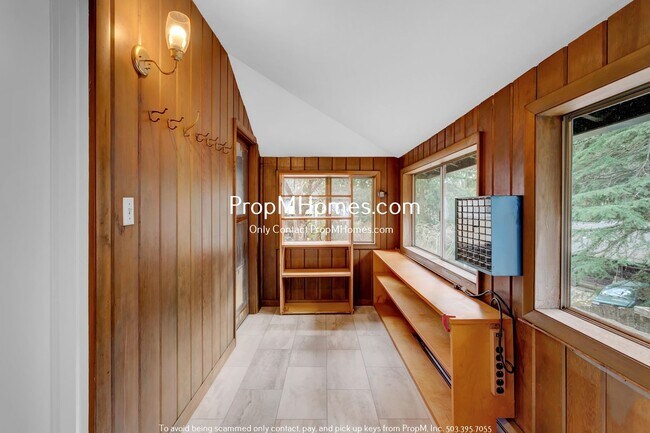 Building Photo - Rare Three Bedroom Gem in SW Portland!