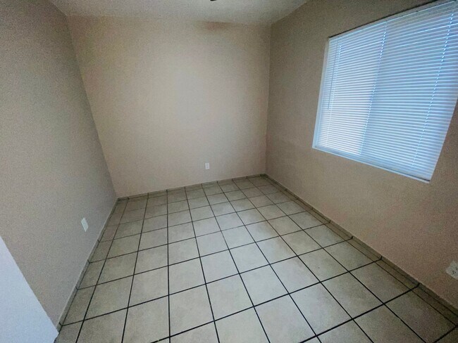 Building Photo - E Washington Ave Triplex