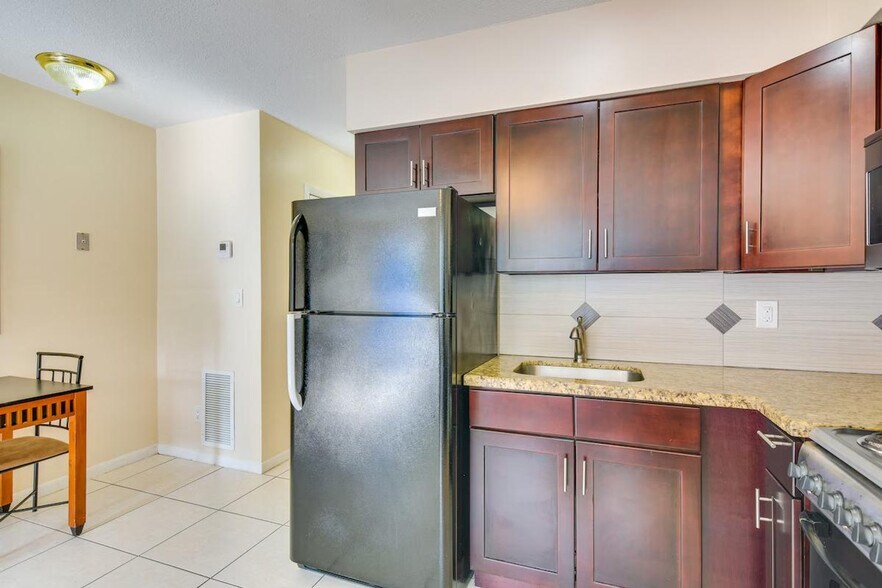 Building Photo - 412 NE 4th Ave