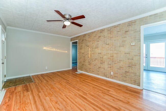 Building Photo - 494 Eldon Ave