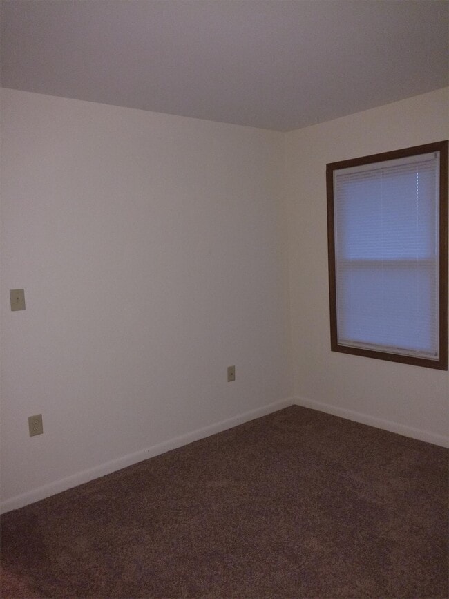 Building Photo - 557 Eagle Dr