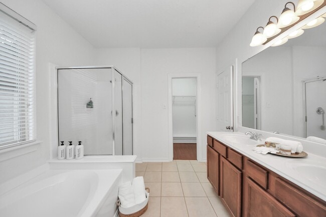 Building Photo - 5014 Parkcanyon Ln