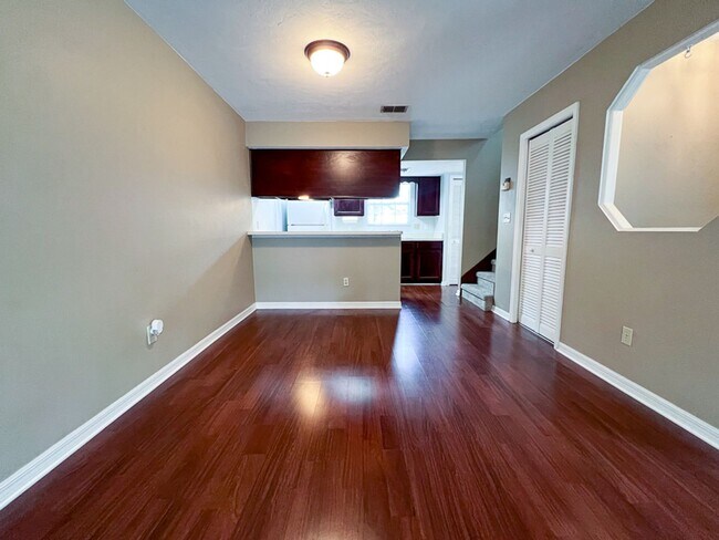 Building Photo - Pet Friendly Spacious 2-Bedroom End Unit i...