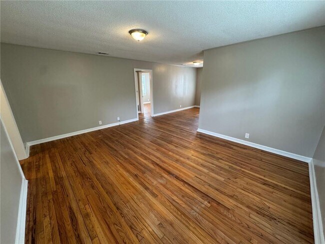 Building Photo - 900 Courtney St