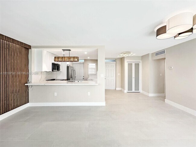 Building Photo - 1145 Normandy Dr