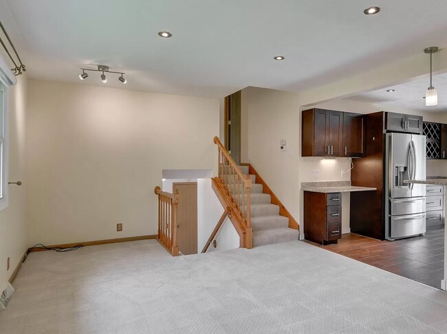 Building Photo - 4 bedroom Millard South Home!