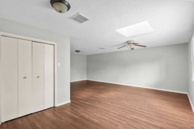 Building Photo - For Rent: Spacious 4-Bedroom Family Home