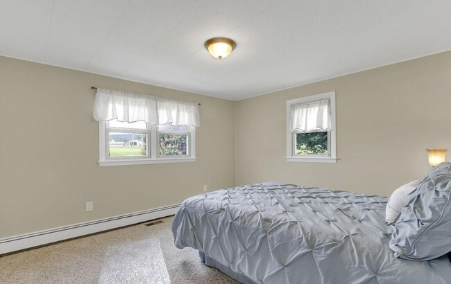 Building Photo - Coming Soon! 3 Bedroom 1.5 Bath Home in Fa...