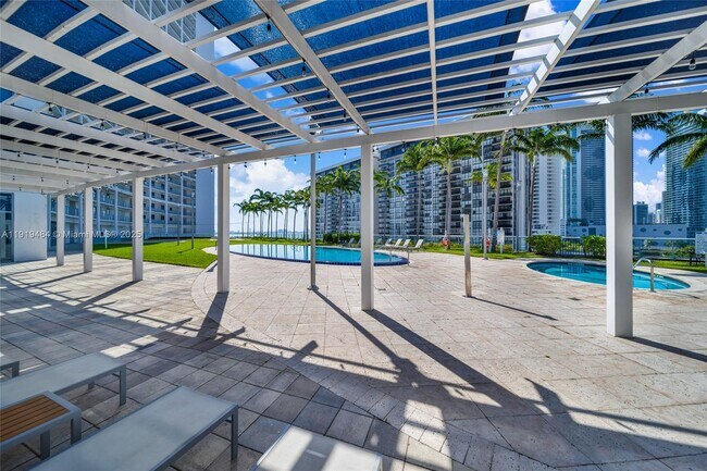 Building Photo - 601 NE 36th St