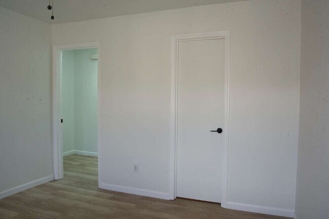 Building Photo - 2 Bedroom 2 1/2 bath in the Lakes Townhome Community! Complete Remodel!