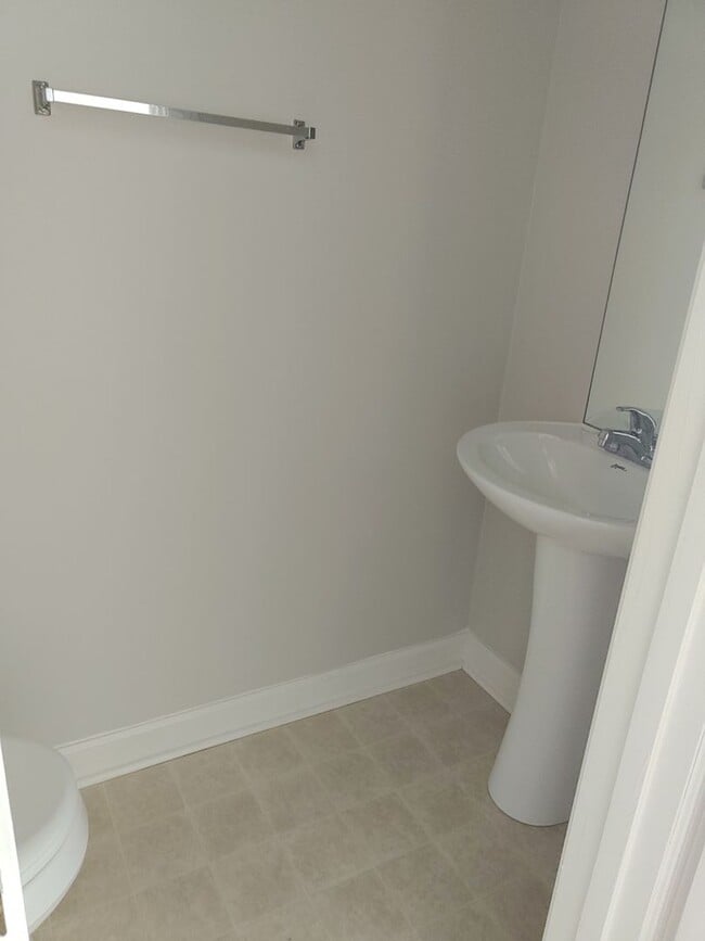 Building Photo - This unit is in a great location!