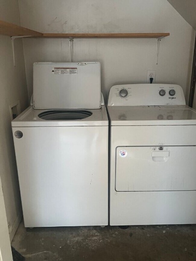 Building Photo - Roseville 8 Unit