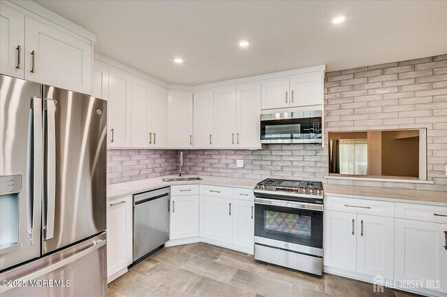 Building Photo - 369 Bromley Pl