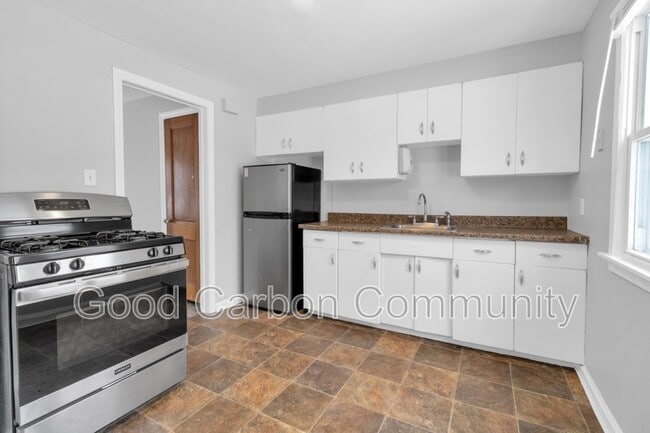 Building Photo - 854 Richmond Ave