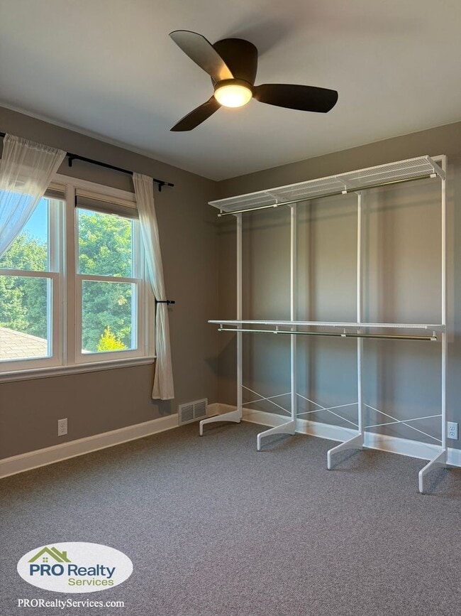 Building Photo - 2 Bedroom Upper Level Duplex Unit