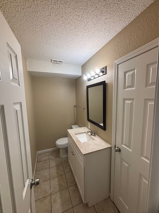 Building Photo - Large 2 bdrm/1.5bath apt 750.00 in Indepen...