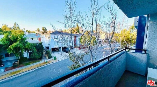 Building Photo - 10982 Roebling Ave