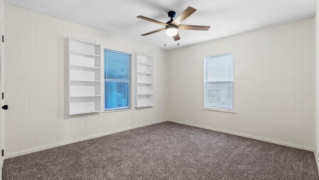 Building Photo - Charming 3-Bedroom Home with Spacious Backyard!