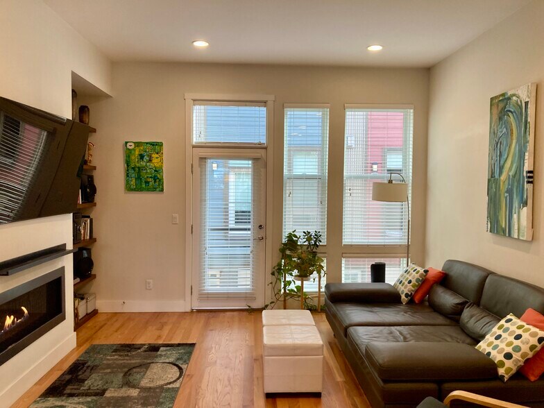 Bright, airy living room - 2153 N Downing St