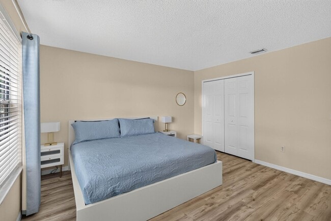 Building Photo - 1550 Casterton Cir