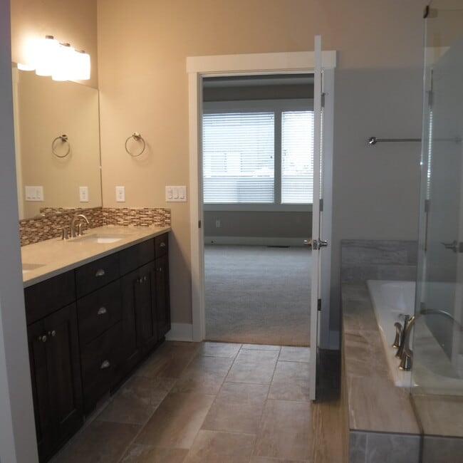 Building Photo - Beautiful 3 Bed/3 Bath Single Level Home i...