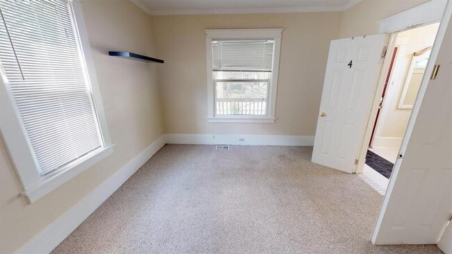 Building Photo - 822 Dewey Ave